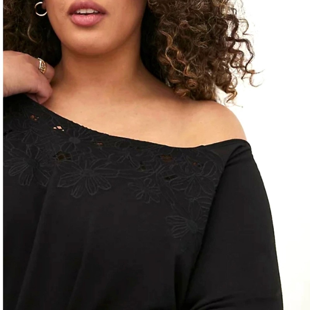 TORRID OFF SHOULDER EMBROIDERED SWEATSHIRT - FRENCH TERRY BLACK